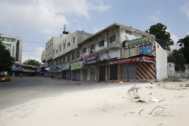 Deserted street in Shujayeyah. By 8:20 am thousands of families had already evacuated their homes due to heavy shelling. Israeli army intensified its attack on Gaza since the beginning of the grounfd phase of the operation Protective Edge.