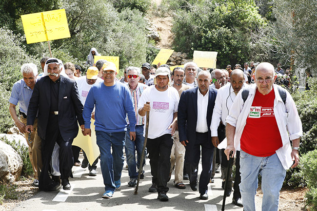 Participants in the march for recognition reach Jerusalem after a 4-day walk from the unrecognized village of Wadi al Nam, Negev. From left to right: Sheikh Saiah Al Turi head of the unrecognized village of Al Araqib; Taleb el Sana, Joint List MK; Ayman Odeh, Joint List MK; Taleb Abu Arrar, Joint List MK; Jerusalem.